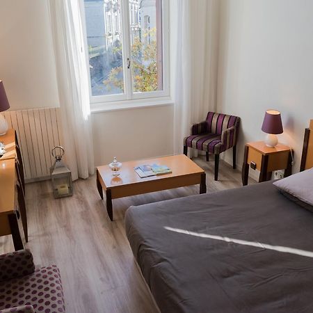 Logis Hotel Saint-Roch Pleumartin エクステリア 写真