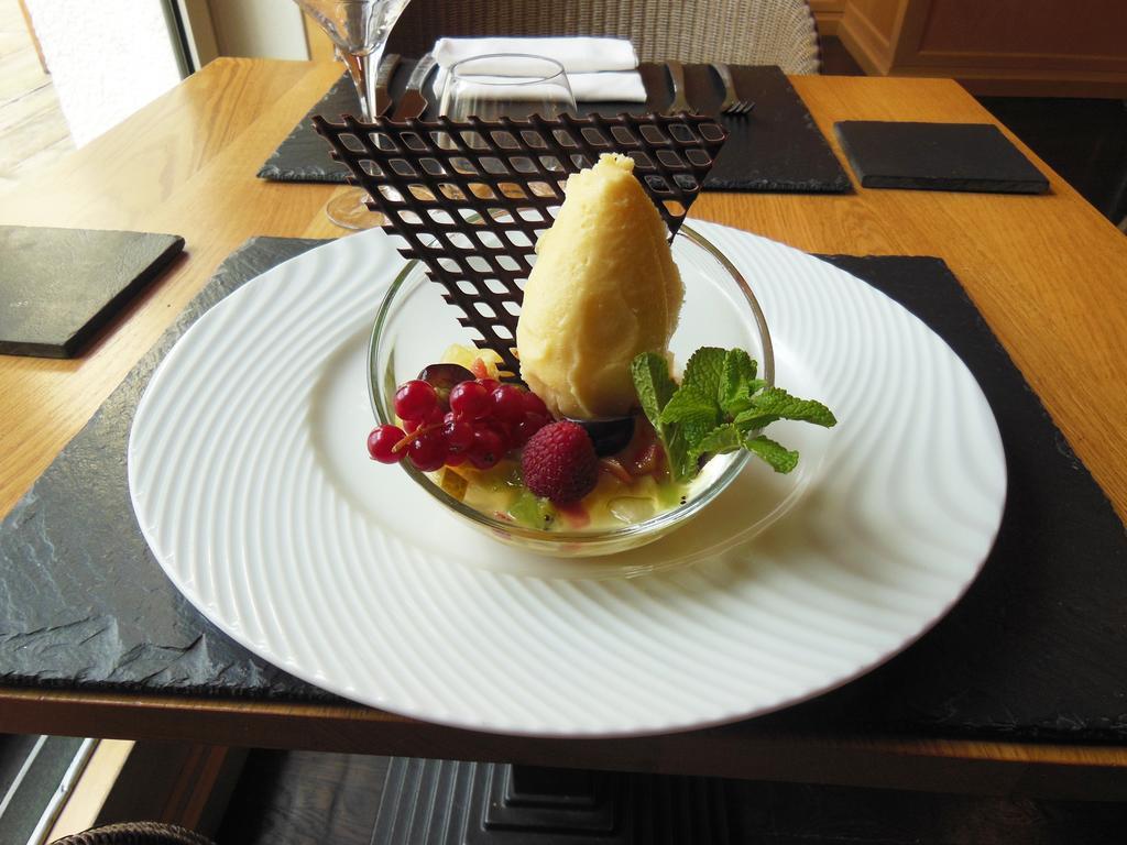 Logis Hotel Saint-Roch Pleumartin エクステリア 写真