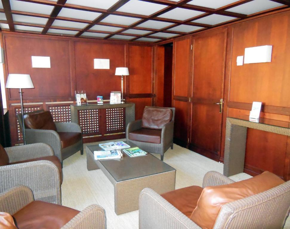 Logis Hotel Saint-Roch Pleumartin エクステリア 写真