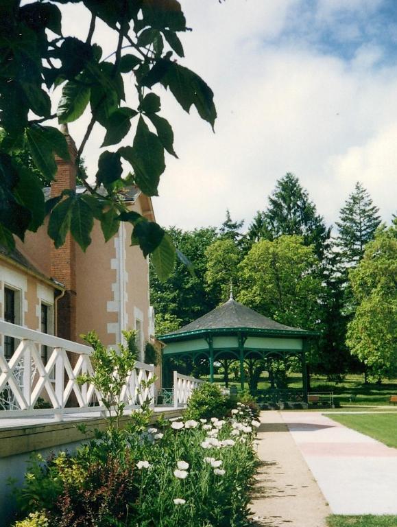 Logis Hotel Saint-Roch Pleumartin エクステリア 写真