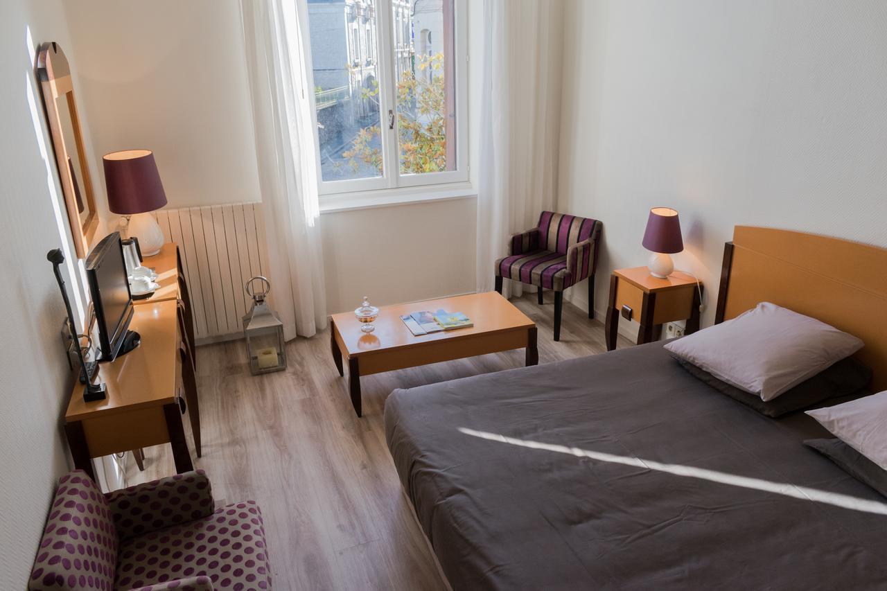 Logis Hotel Saint-Roch Pleumartin エクステリア 写真