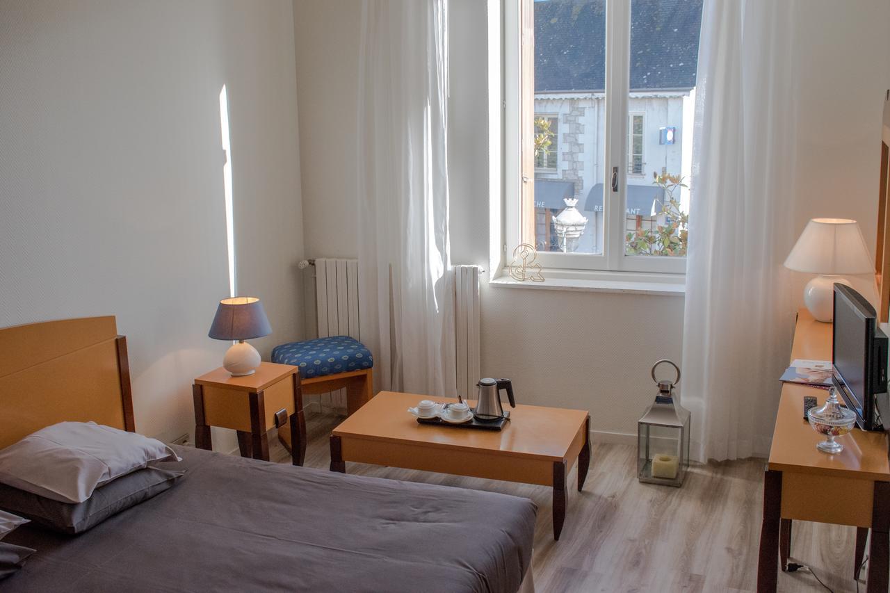Logis Hotel Saint-Roch Pleumartin エクステリア 写真
