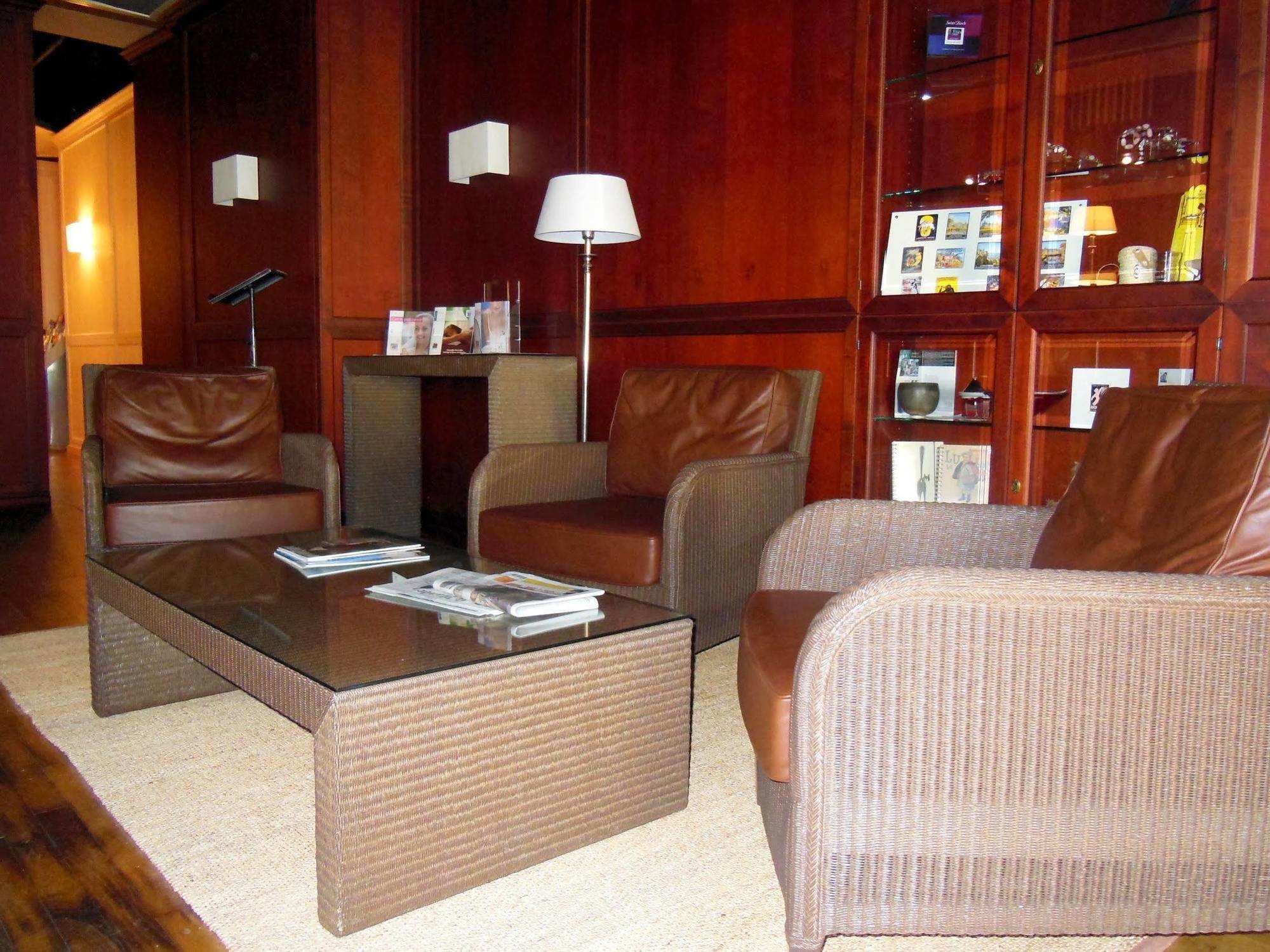 Logis Hotel Saint-Roch Pleumartin エクステリア 写真