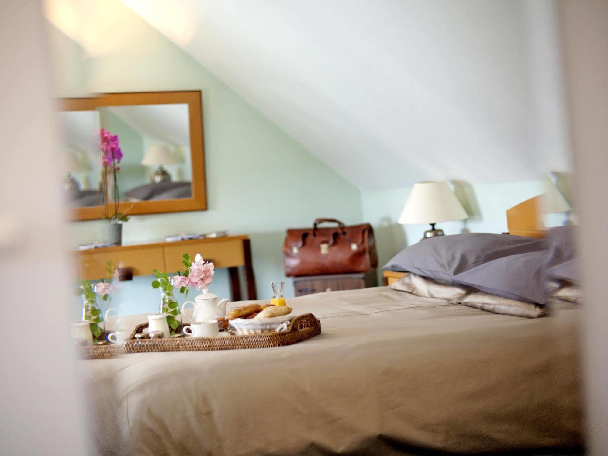 Logis Hotel Saint-Roch Pleumartin エクステリア 写真