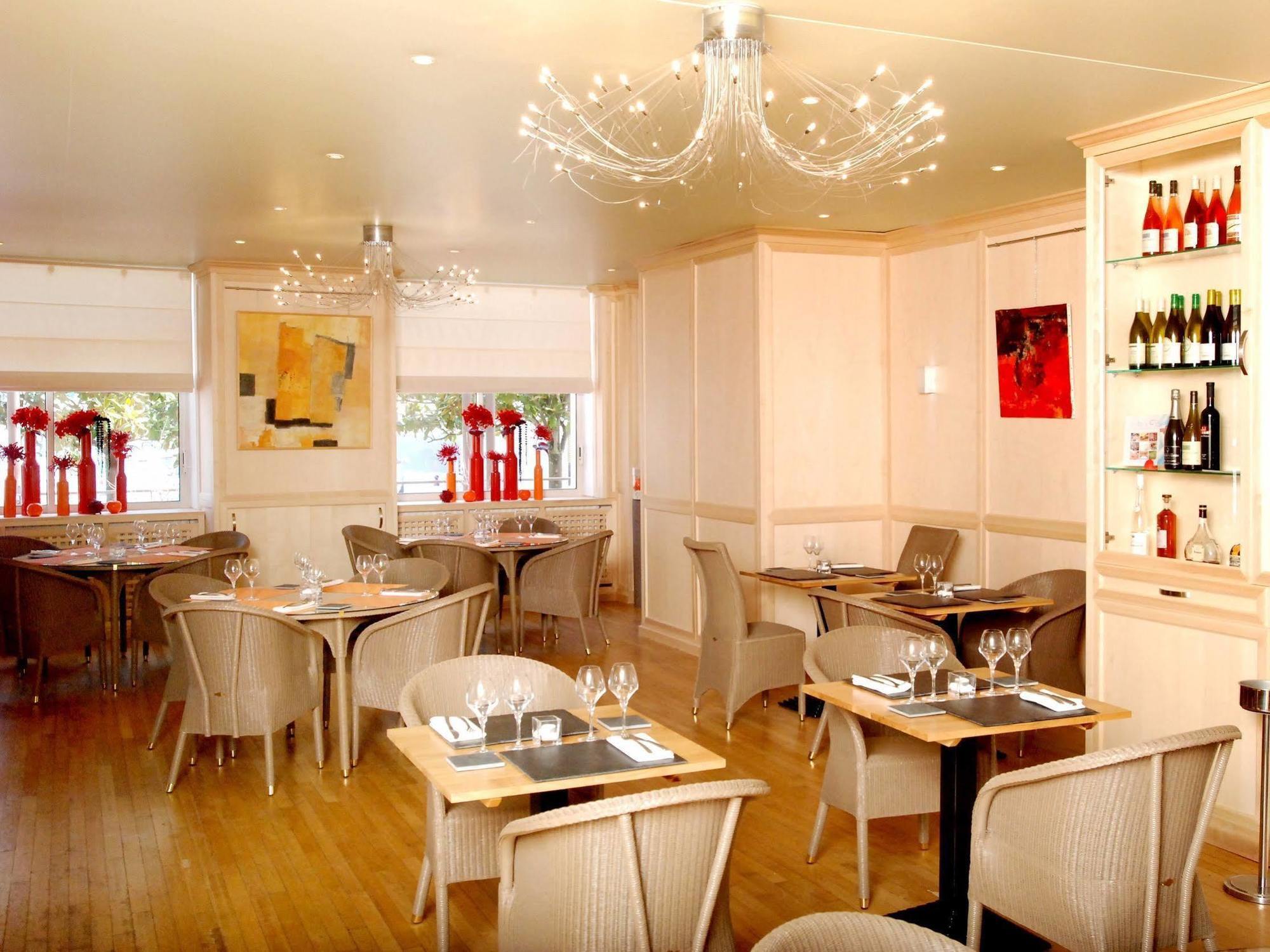 Logis Hotel Saint-Roch Pleumartin エクステリア 写真