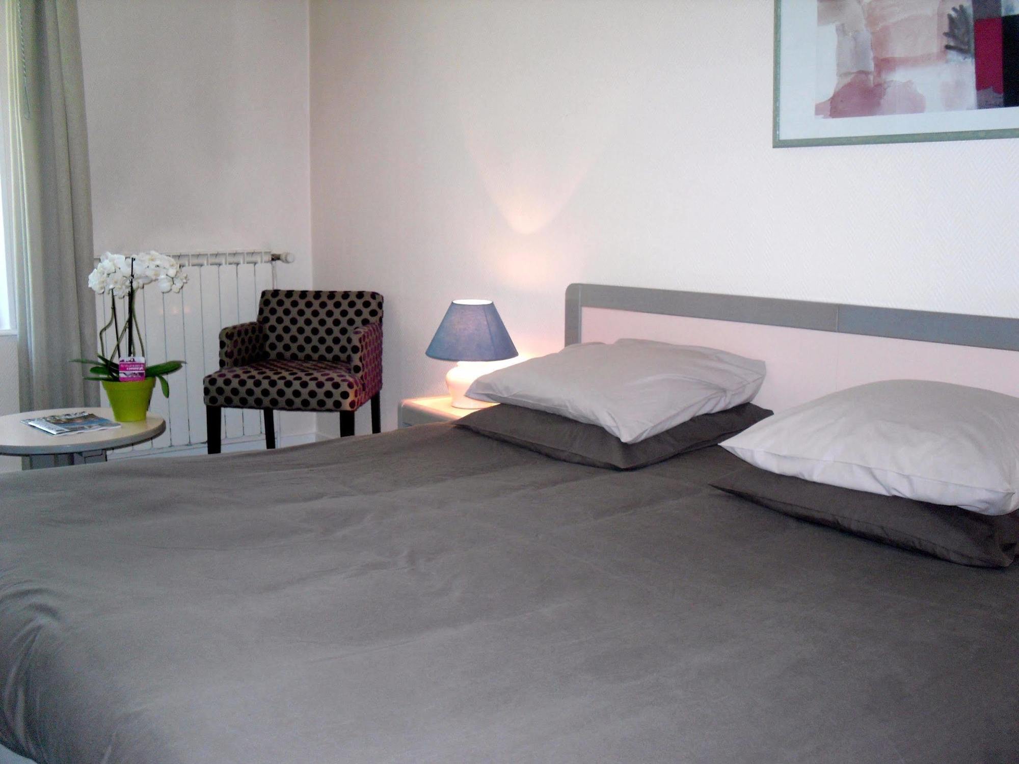 Logis Hotel Saint-Roch Pleumartin エクステリア 写真