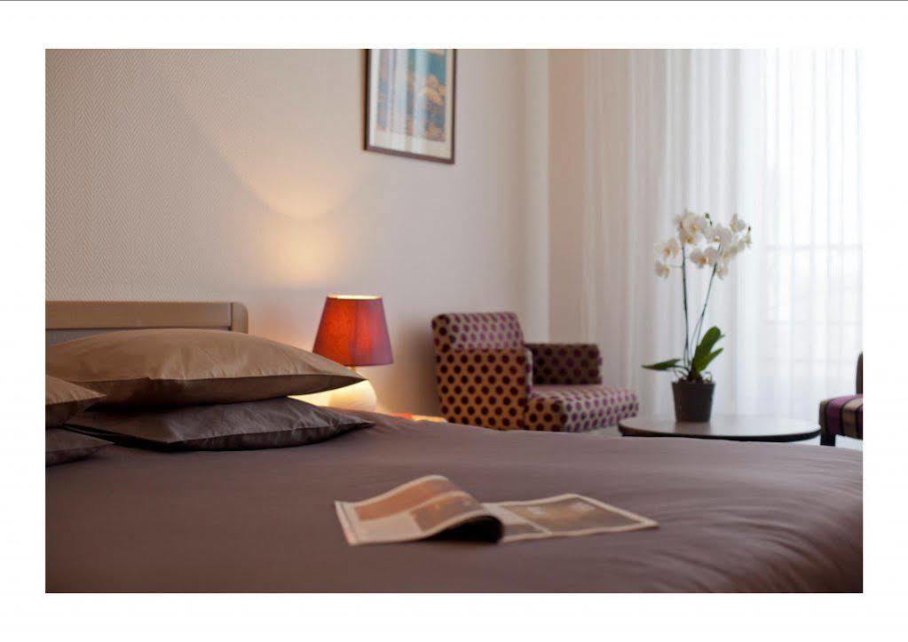 Logis Hotel Saint-Roch Pleumartin エクステリア 写真