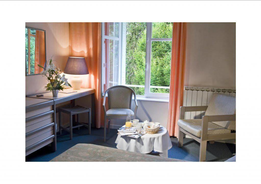 Logis Hotel Saint-Roch Pleumartin エクステリア 写真